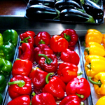 Preparando unos pimientos y berenjenas para asar en el horno :: © Restaurante Horno de Víznar