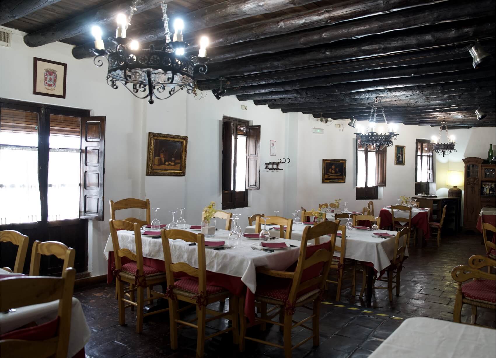 imagen de salón del restaurante-con las sillas y mesas