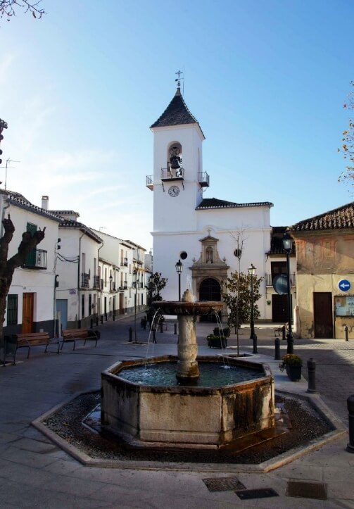 plaza-de-la-constitucion-de-viznar-restaurante-horno-de-viznar-1024×1365